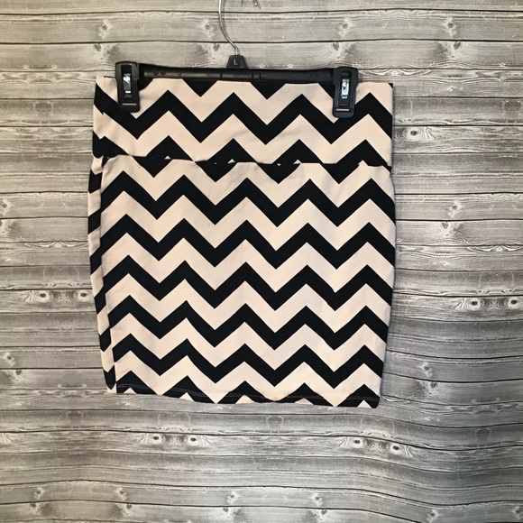 Charlotte Russe chevron miniskirt L - Picture 2 of 4